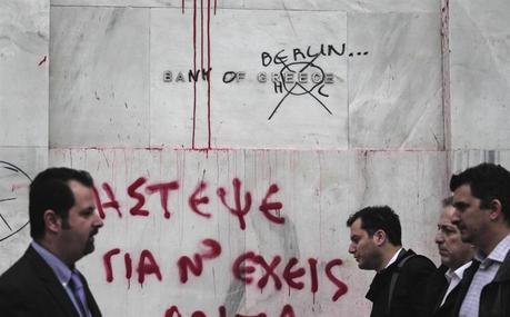 Crisi in Grecia: ad Atene palazzi in fiamme, centinaia di feriti‎