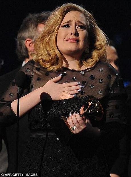 Grammys: Adele è tutta una smorfia mentre trionfa