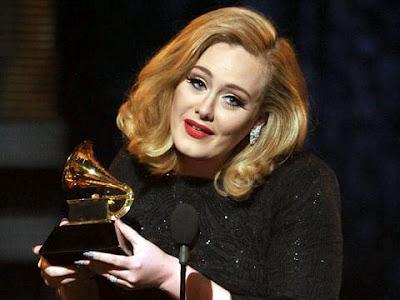 Grammys: Adele è tutta una smorfia mentre trionfa