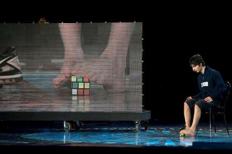 Incredibile talento, pistoiese compone Cubo di Rubik coi piedi!