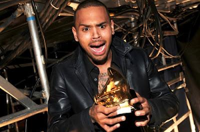 Chris Brown vince un Grammy ma su Twitter fa ancora danni