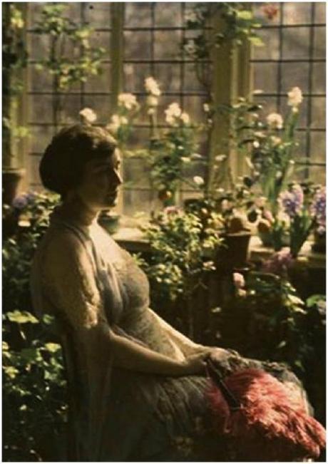 Donna in serra con giacinti antichi vasi per giacinti: Shabby Chic on Friday