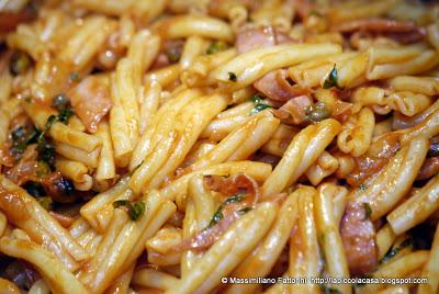 La ricetta per una pasta davvero gustosa: Casarecce con mortadella, santoreggia, capperi e pistacchi