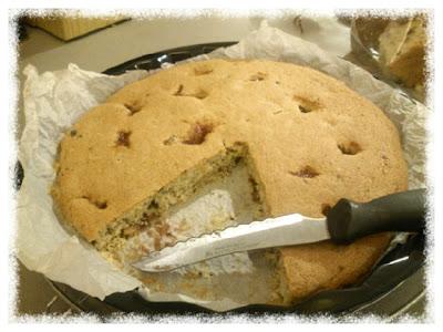 Torta leggera al rum, cioccolato amaro e una pioggia di fragola