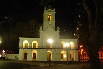 Buenos Aires di notte, caotica e sensuale, cattura il cuore e non lo restituisce più.