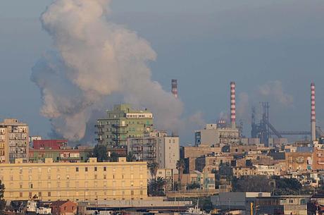 Taranto. Quartiere Tamburi e Ilva