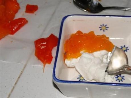 Ovetto di cioccolato con panna e soldatini Ovetto di cioccolato con panna e soldatini