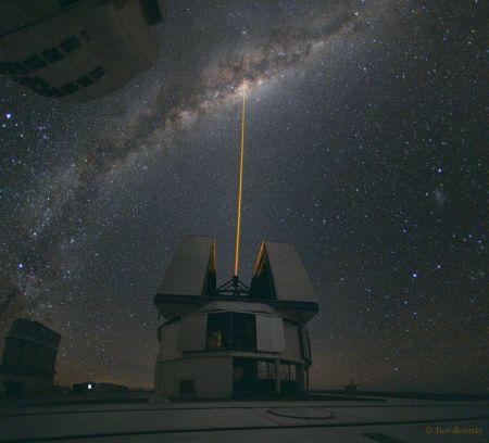 Un raggio laser verso il centro galattico
