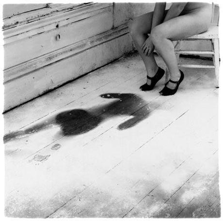 FRANCESCA WOODMAN: UNA VITA BREVE IN MOSTRA AL PALAZZO DELLA RAGIONE A MILANO