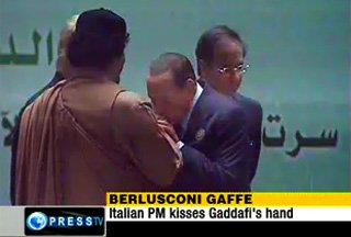 Gheddafi ci mitraglia....ma è un errore.