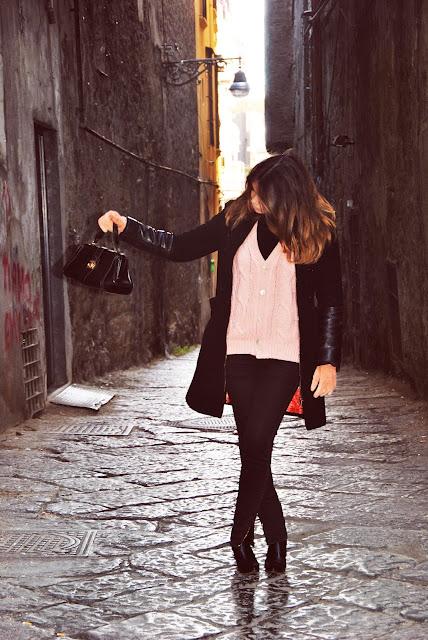 Per i vicoli con la mia nuova borsa / On the alley with my new bag