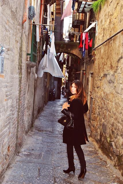 Per i vicoli con la mia nuova borsa / On the alley with my new bag