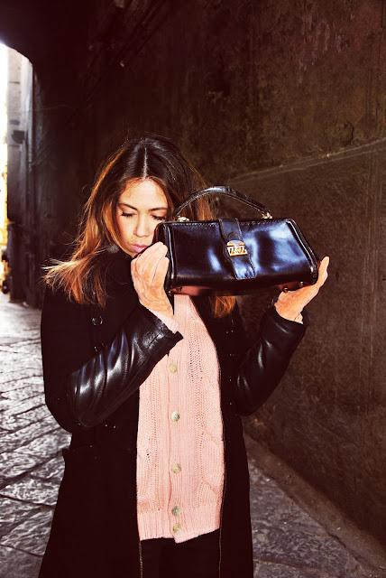 Per i vicoli con la mia nuova borsa / On the alley with my new bag