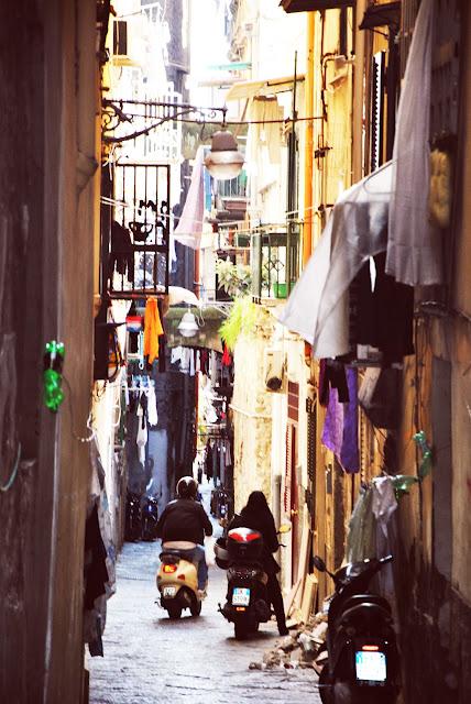 Per i vicoli con la mia nuova borsa / On the alley with my new bag
