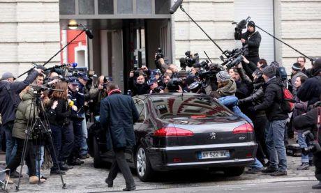 Dominique Strauss Khan in stato di fermo viene interrogato sulla vicenda delle escort di Lille Dominique Strauss Khan in stato di fermo viene interrogato sulla vicenda delle escort di Lille