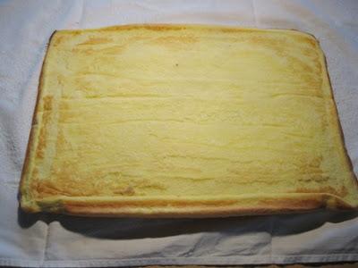 Oggi sembra primavera allora prepariamo il Tronchetto panna e fragole!!!! Oggi sembra primavera allora prepariamo il Tronchetto panna e fragole!!!!