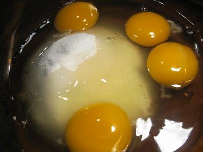 Oggi sembra primavera allora prepariamo il Tronchetto panna e fragole!!!! Oggi sembra primavera allora prepariamo il Tronchetto panna e fragole!!!!