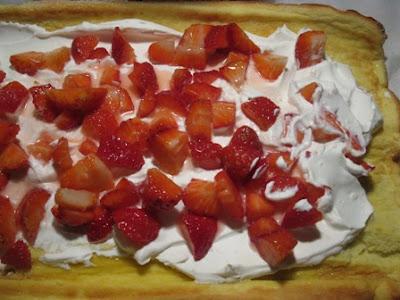 Oggi sembra primavera allora prepariamo il Tronchetto panna e fragole!!!! Oggi sembra primavera allora prepariamo il Tronchetto panna e fragole!!!!