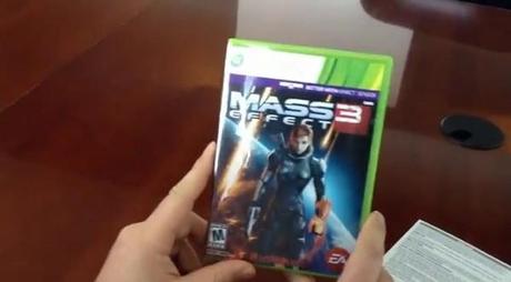 Mass Effect 3 copertina reversibile Mass Effect 3, l’unboxing ci mostra la possibilità di cambiare cover inserendo la Shepard