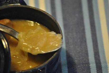 Zuppa di pane e cipolle: inno alla semplicità Zuppa di pane e cipolle: inno alla semplicità