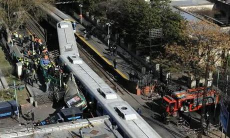 Il treno della morte a Buenos Aires: le vittime sono 50, i feriti 676. Grave il macchinista. Forse un guasto ai freni. Sul convoglio viaggiavano mille pendolari