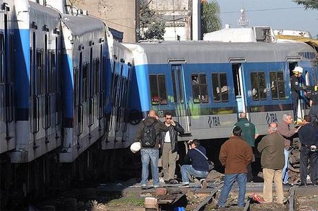 Il treno della morte a Buenos Aires: le vittime sono 50, i feriti 676. Grave il macchinista. Forse un guasto ai freni. Sul convoglio viaggiavano mille pendolari