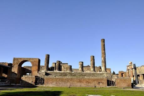 Pompei; foto del Tempio di Giove e Arco Onorario