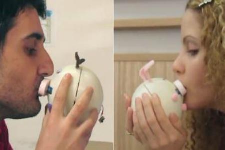 Baci a distanza ora sono possibili con i KISSINGER! maialini kissinger Baci a distanza ora sono possibili con i KISSINGER!