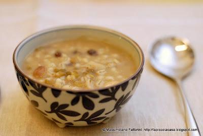 una ricetta per le fredde serate invernali: Zuppa di orzo e legumi con pancetta affumicata e santoreggia