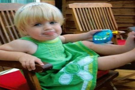 Bambina muore a 2 anni, impiccata dalla corda della tenda | FOTO bambina muore impiccata Bambina muore a 2 anni, impiccata dalla corda della tenda | FOTO