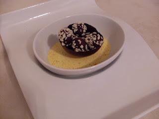 guscio di cioccolato in guazzetto di salsa allo zafferano guscio di cioccolato in guazzetto di salsa allo zafferano