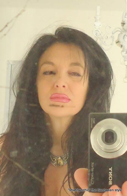 Io e l' attesa... lo specchio... e i miei pensieri. Io e l' attesa... lo specchio... e i miei pensieri.