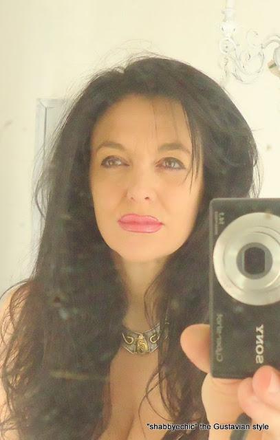 Io e l' attesa... lo specchio... e i miei pensieri. Io e l' attesa... lo specchio... e i miei pensieri.