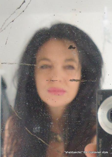 Io e l' attesa... lo specchio... e i miei pensieri. Io e l' attesa... lo specchio... e i miei pensieri.