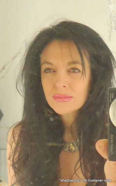 Io e l' attesa... lo specchio... e i miei pensieri. Io e l' attesa... lo specchio... e i miei pensieri.