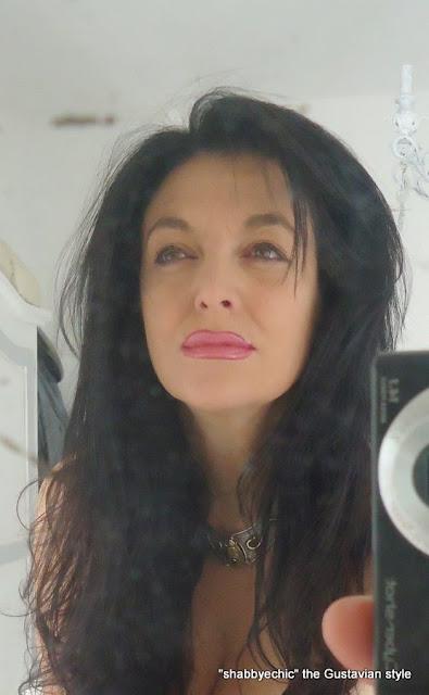 Io e l' attesa... lo specchio... e i miei pensieri. Io e l' attesa... lo specchio... e i miei pensieri.