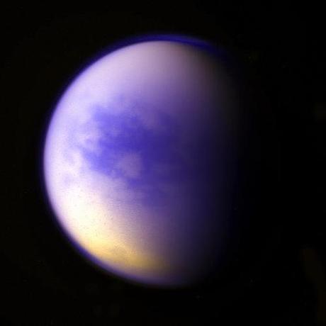 Cassini - flyby T-82 su Titano e nuove immagini di Encelado