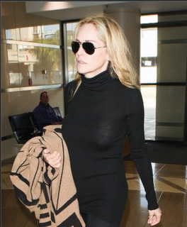 NUDE LOOK DI SHARON STONE ALL'AEROPORTO