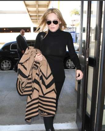 NUDE LOOK DI SHARON STONE ALL'AEROPORTO