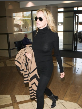 NUDE LOOK DI SHARON STONE ALL'AEROPORTO