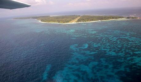 La Costa Allegra alla deriva nell'Oceano Indiano agganciata e rimorchiata da un peschereccio d'altura verso l'isola Desroches delle Seychelles