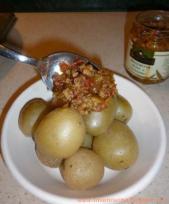 INSALATA DI PATATINE NOVELLE CON BRUSCHETTA OLIVE E CILIEGINO 