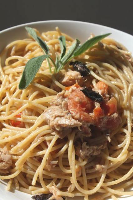Spaghetti integrali al tonno e olive nere