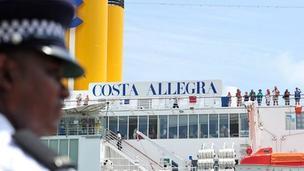 La Costa Allegra arrivata nel porto di Mahé. Oltre 300 passeggeri resteranno in vacanza alle Seychelles (in albergo)