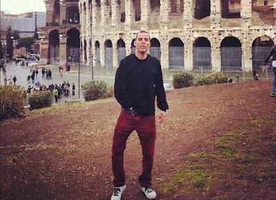 Steve-O al Colosseo: romano coi gioielli alla mano
