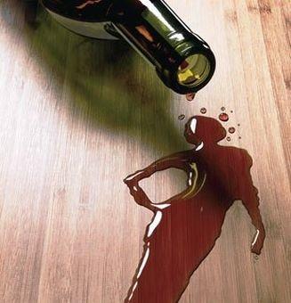 Una donna e un bicchiere di vino