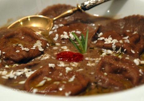 Orata corrige. E se parlo sollevo un vespasiano! Ravioli di grano saraceno e cacao con melanzane e gamberoni in crema di ceci neri e zafferano.