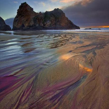 La sabbia viola di Pfeiffer Beach, California