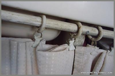 Ricetta: Come inventarsi le tendine da lavabo, alla maniera Shabby...Piccole novità in cucina... Ricetta: Come inventarsi le tendine da lavabo, alla maniera Shabby...Piccole novità in cucina...