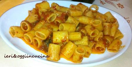 Mezze maniche con pancetta e melanzane